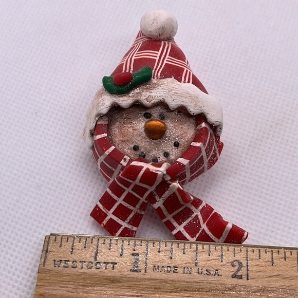 Christmas Winter Brooches Festive Snowman and Raccoon with Holly Brooch Set - Picture 10 of 12